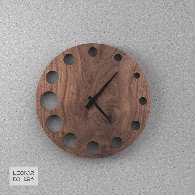 Spectacular wall clock made from solid walnut wood, diameter 30cm, 2.5cm thick, with protective coating 